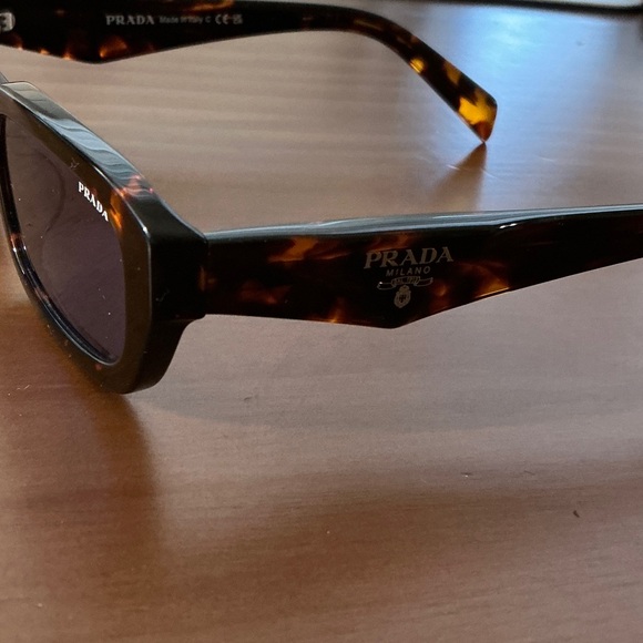 Prada Black and Brown Sunglasses - Picture 4 of 6